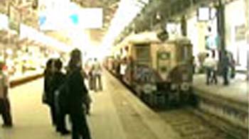 निरसर स्टेशन के पास जमीन धंसी निरसर स्टेशन के पास जमीन धंसी