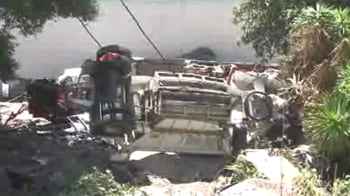 Video : Truck crushes California house, killing 3