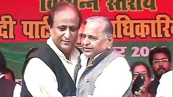 आजम लौटे सपा में, भर आया गला