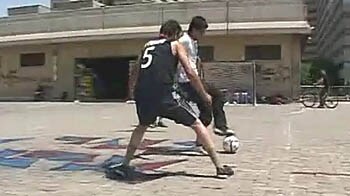 Video : Iran: Young men practise 'street style' soccer tricks