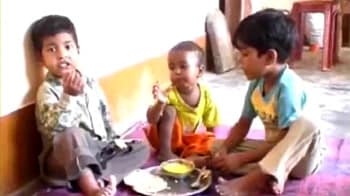 Video : Aligarh father abandons children at railway station