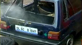 Videos : जामा मस्जिद के पास लपटों में घिरी कार