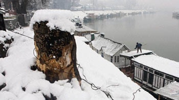 Video : Kashmir Valley gets its first snow of the season