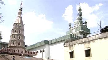 Video : Pune: Mosque windows open into Hindu temple