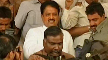 थानों को हिदायत, नेता को बचाना है!