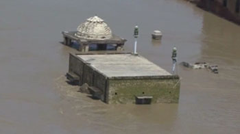 US aid begins arriving in flood-ravaged Pakistan