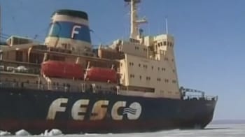 Video : 500 sailors trapped in icy water