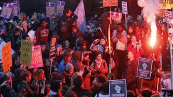 Video : UK students protest proposed triple fee hike
