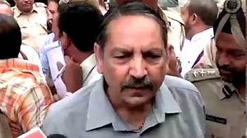 Red alert in Delhi after Jama Masjid firing