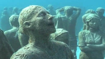 Cancun: Greenpeace activists stage underwater protests