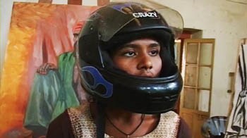 Videos : हेलमेट पहनकर हो रही है पढ़ाई