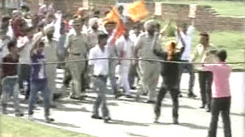 गवर्नर से मिलने पर लाठीचार्ज