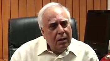 Kapil Sibal apologises to Viswanathan Anand