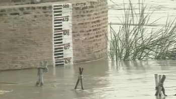 Video : Delhi on flood alert, govt says no danger to Games village