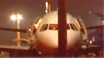 Videos : अचानक रोका गया विमान