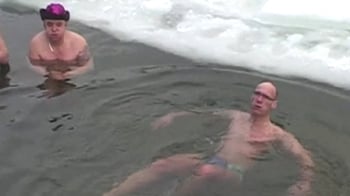 Video : Germans brave New Year chill, swim in ice covered lake