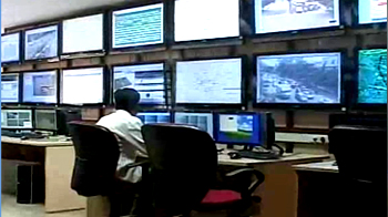 लाखों है निगाह में