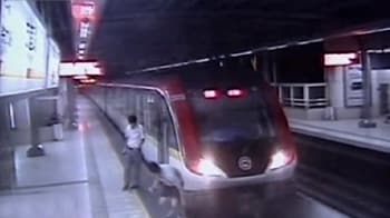 Video : For fame, man films jump onto train track