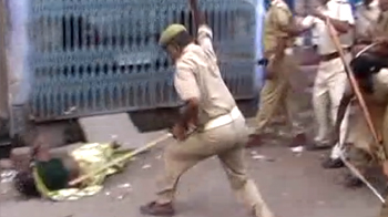 दहशतगर्द बनी पुलिस, महिलाओं को पीटा दहशतगर्द बनी पुलिस, महिलाओं को पीटा