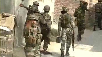 Video : Gunbattle rages outside Srinagar