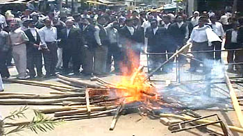 कानून के रखवाले या अपराधी?