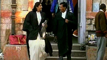 वकीलों की मांग, जजों को हटाया जाए