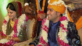 Dhoni's new look for Mrs Dhoni!