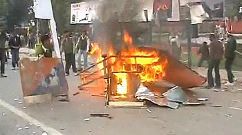 Video : Lathicharge on farmers in Lucknow