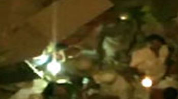 निर्माणाधीन इमारत गिरी