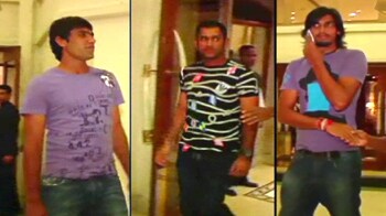 Videos : भारतीय टीम के ड्रेस पर सवाल