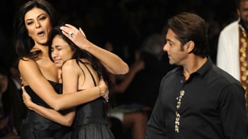 Video : Salman, Sushmita walk for Sanjana Jon