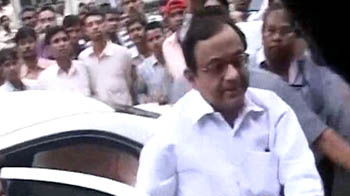 Jama Masjid firing: Chidambaram visits the injured