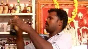 Video : Tamil Nadu: Liquor shop workers' protest