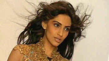 Sonam plays cupid to her brother and Priyanka!