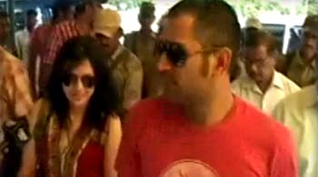 कोलकाता पहुंचे धोनी-साक्षी