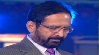 Video : Kalmadi booed again, cheers for Army and Sheila