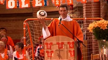 Video : Dutch Church goes orange before World Cup final