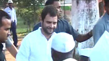 Video : Rahul breaks security cordon again