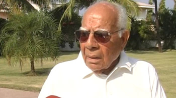 Jethmalani backs Binayak Sen, ready to defend him Jethmalani backs Binayak Sen, ready to defend him