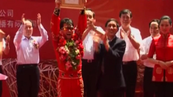 Tightrope walker breaks world record