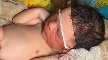 Video : Woman delivers baby in car after hospital says no