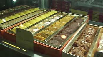 मिठाई खरीदते वक्त रहें सावधान