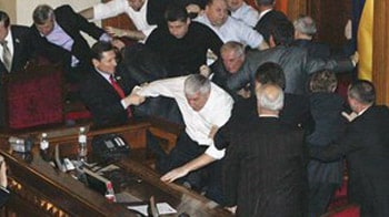 Video : Shoes, chairs flung in Parliament