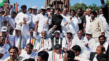 Telangana factor prompts the Congress to fast