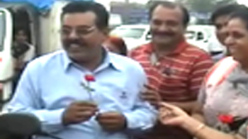 सड़कों पर बुजुर्गों की गांधीगीरी