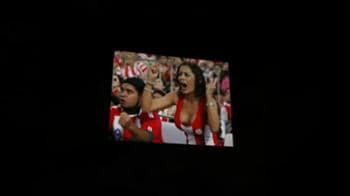 Video : World Cup fans sizzle in the stands