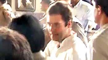 Video : Rahul snubs Sena, takes Mumbai local