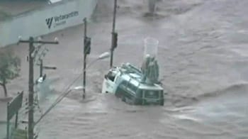 Video : Survivors rescued from hoods of their cars