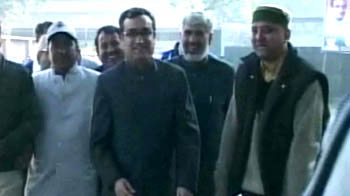 माकन का फरमान, 10 दिन में बकाया चुकाएं