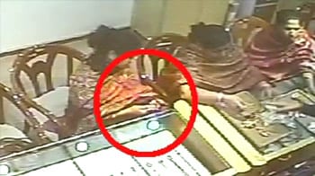 Video : Caught on CCTV, women rob jewellery